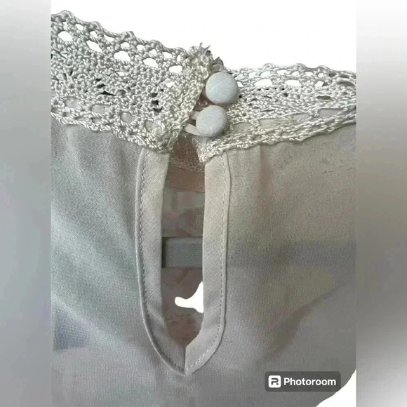 Light pink shear lace key hole back covered button six xl top - Picture 4 of 12